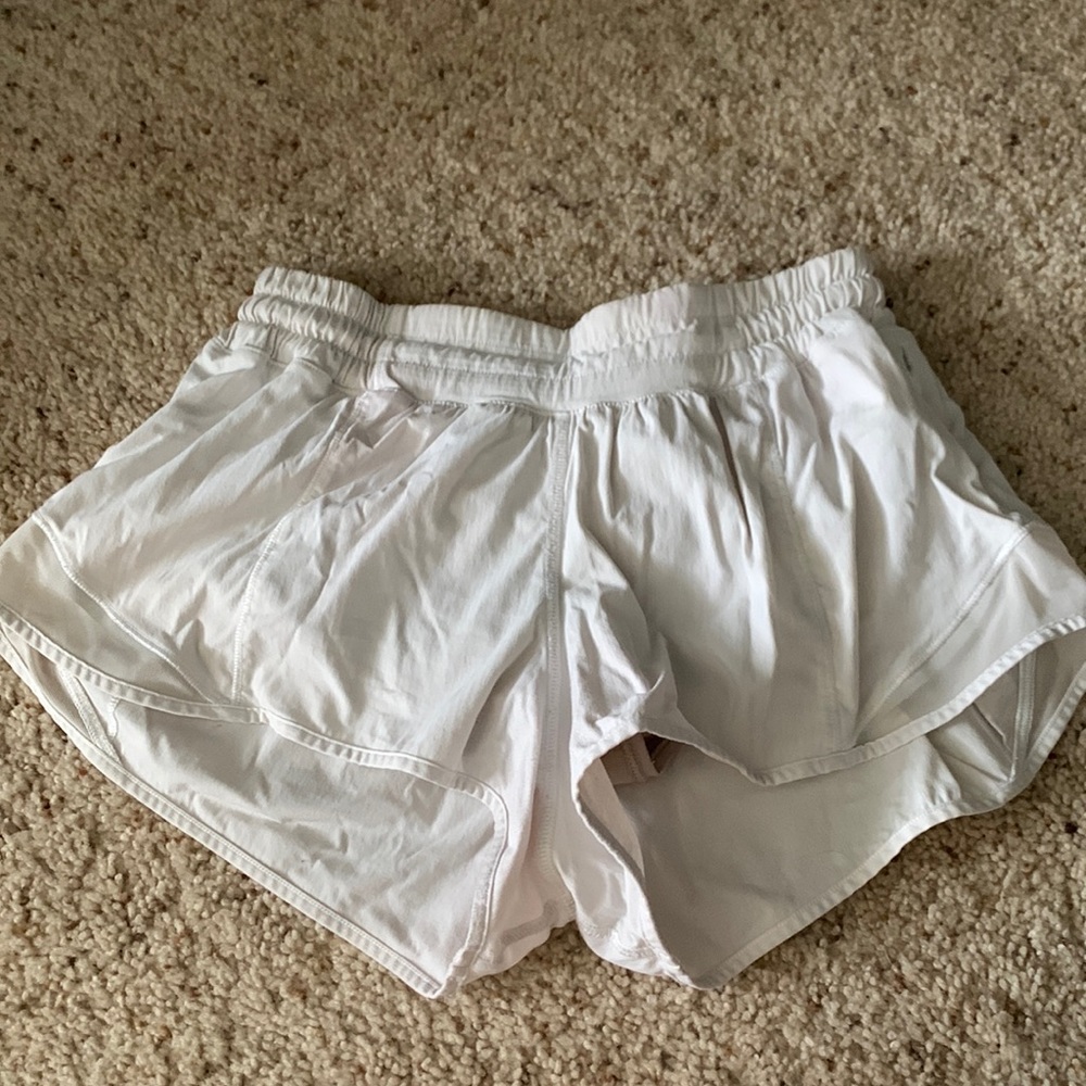 lululemon hotty hot low rise lined shorts 2.5’